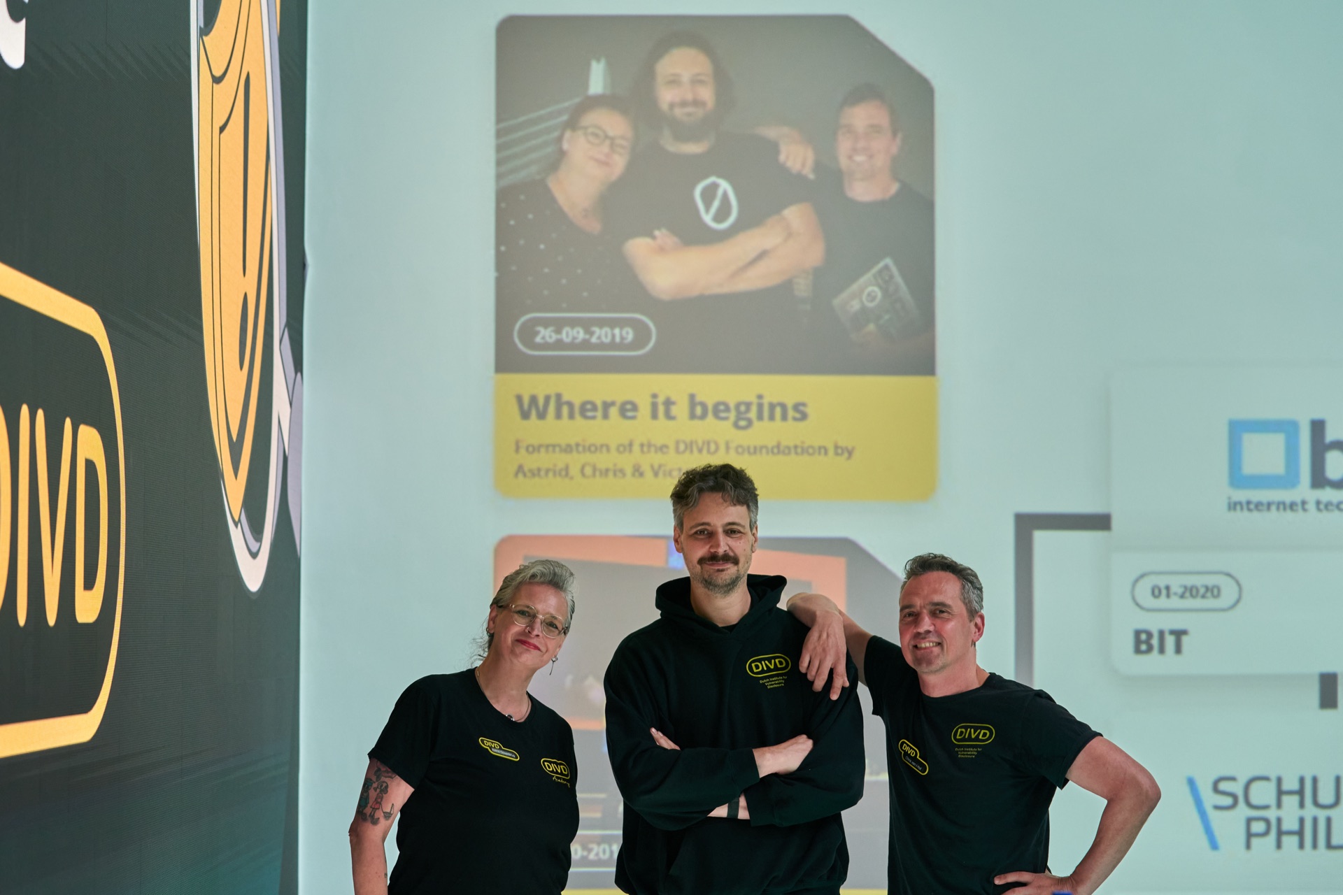 Picture of group of people depicting the DIVD family